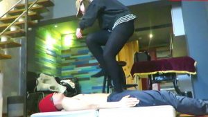 【画师女主】黑丝高脚椅踩踏