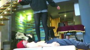 【画师女主】黑丝高脚椅踩踏