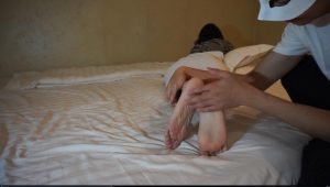 约大学女生到酒店玩脚现场原声版！