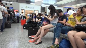 长腿妹子娇坐男友腿上，艳趾玉足挡不住的风情