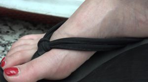 长腿妹子娇坐男友腿上，艳趾玉足挡不住的风情