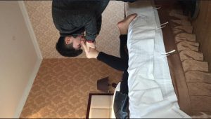 恋足男酒店里品尝刚认识的美少女原味脏白袜玉足