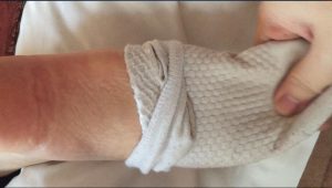 恋足男酒店里品尝刚认识的美少女原味脏白袜玉足