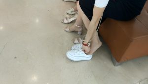 正在试凉鞋的美女丝袜上是印花还是汗渍呢