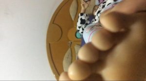 舔艺术生画室妹妹的嫩脚