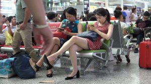 嫩妹情挑高跟，雪足黑鞋，远比光脚来得刺激诱惑