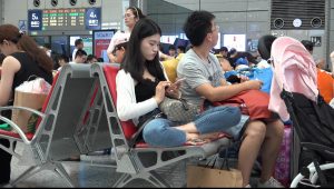 雪肌小美女不知不觉中露出了白嫩脚心