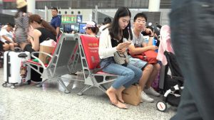 雪肌小美女不知不觉中露出了白嫩脚心