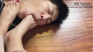 希雨女经理恋足剧情片