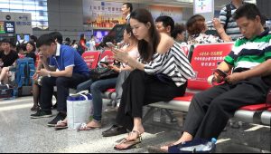 清纯玉女的一双红趾艳足又来挑动你的神经了