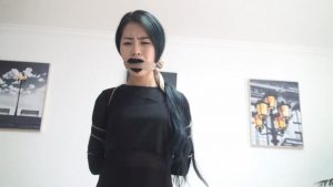 白丝妹子开始还高冷强忍，马上就狂笑不止