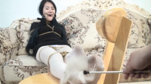 白丝妹子开始还高冷强忍，马上就狂笑不止