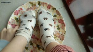 高一妹子把自己脚做成食物视频