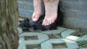 [4K视频]恋爱中的美少女在大树下玩鞋任你看