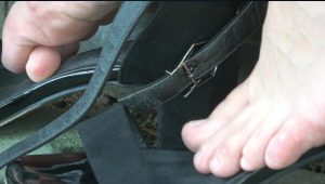 [4K视频]恋爱中的美少女在大树下玩鞋任你看