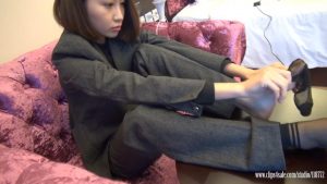 【A&F】漂亮的短发美女展示美足！