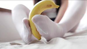 小萝莉妹纸白丝脚夹踩香蕉