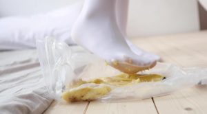 小萝莉妹纸白丝脚夹踩香蕉