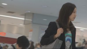 街拍：很多女孩站着就能把鞋行云流水般试了