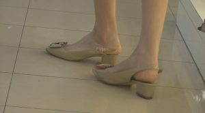 街拍：很多女孩站着就能把鞋行云流水般试了