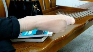 大三妹子下课十分钟在休息室秀丝足