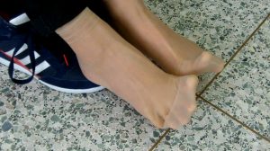 大三妹子下课十分钟在休息室秀丝足