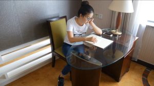 可爱眼镜女家教被勒昏给小玉足换丝袜玩脚