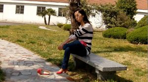 等待---大二妹子经典的挑鞋