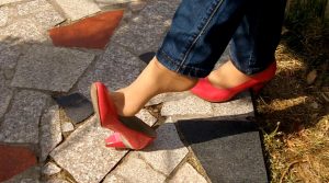 等待---大二妹子经典的挑鞋