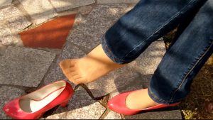 等待---大二妹子经典的挑鞋