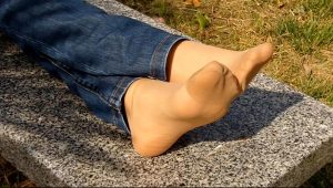 等待---大二妹子经典的挑鞋