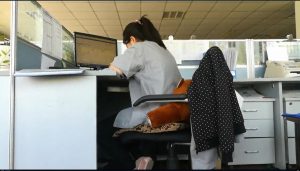 椅子后面偷拍单位少妇的丝足，4分02秒