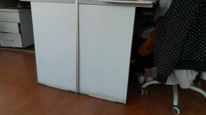 椅子后面偷拍单位少妇的丝足，4分02秒