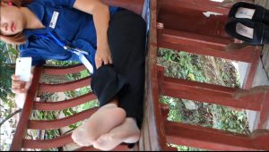 正看电影的妹子晒短丝【一】