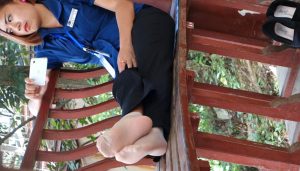 正看电影的妹子晒短丝【一】