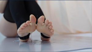 妹纸脱掉黑丝秀美嫩裸足