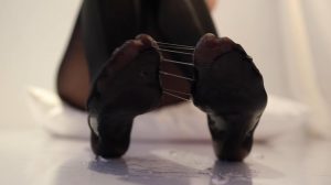 妹纸脱掉黑丝秀美嫩裸足