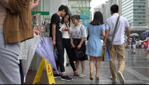 商场门口躲小雨的美女被我逮了个正着