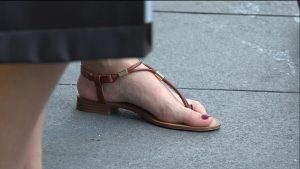 商场门口躲小雨的美女被我逮了个正着