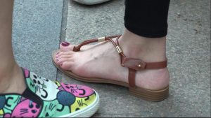 商场门口躲小雨的美女被我逮了个正着