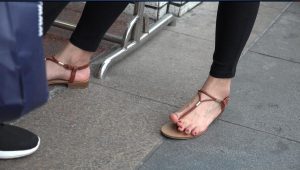 商场门口躲小雨的美女被我逮了个正着