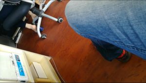 椅子后面偷拍单位少妇的内丝脚，共二部，放出第二部，9分45秒