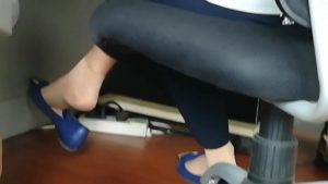 椅子后面偷拍单位少妇的内丝脚，共二部，放出第二部，9分45秒