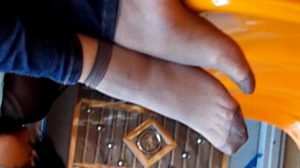 轻熟妇的灰丝脚形状真不错，双脚动作有多赤裸裸的诱惑【09：15】