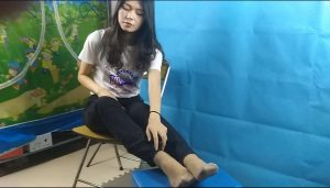 漂亮大三妹子尽情展示肉色短丝袜脚。5分钟