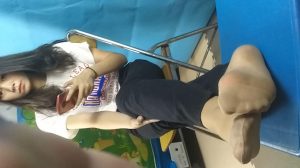 漂亮大三妹子尽情展示肉色短丝袜脚。5分钟