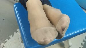 漂亮大三妹子尽情展示肉色短丝袜脚。5分钟