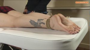 【sleepyfeet】格子裙女校生迷昏绑床上被猥琐男舔原味脚丫