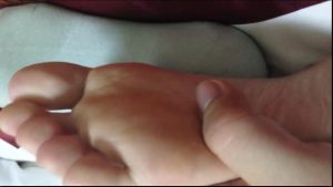 吻舔大学妹纸白嫩美脚 小脚丫味道很足