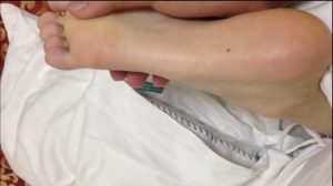 吻舔大学妹纸白嫩美脚 小脚丫味道很足